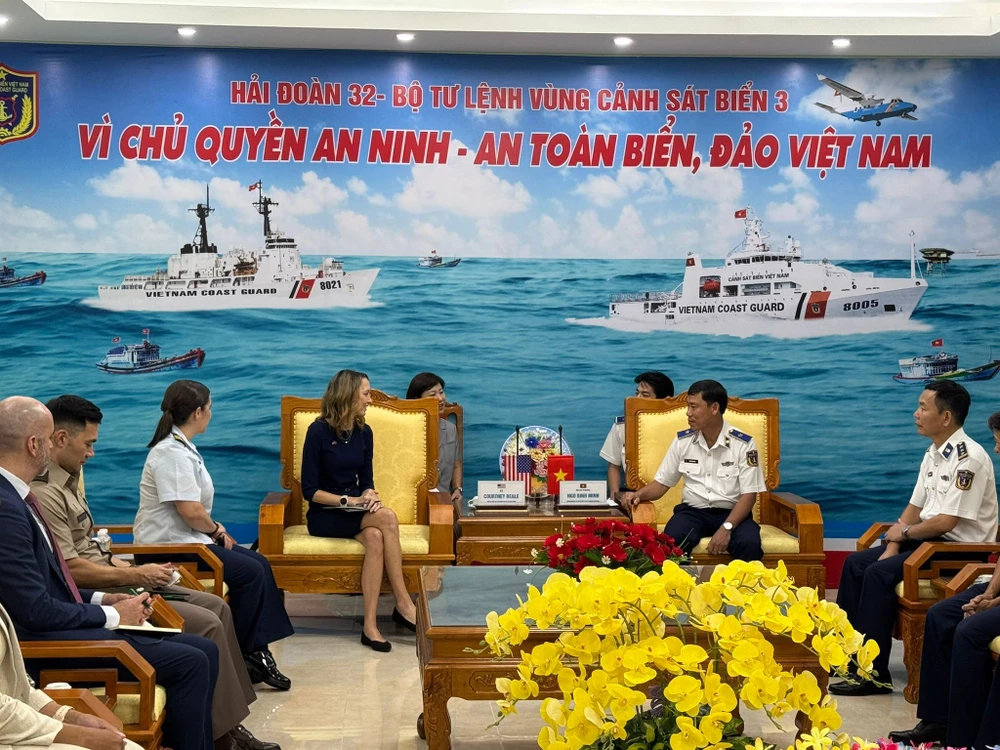 Thiếu tướng Ngô Bình Minh, Tư lệnh Vùng Cảnh sát biển 3 Việt Nam và Đại biện lâm thời Courtney Beale. Ảnh: Đại sứ quán Hoa Kỳ