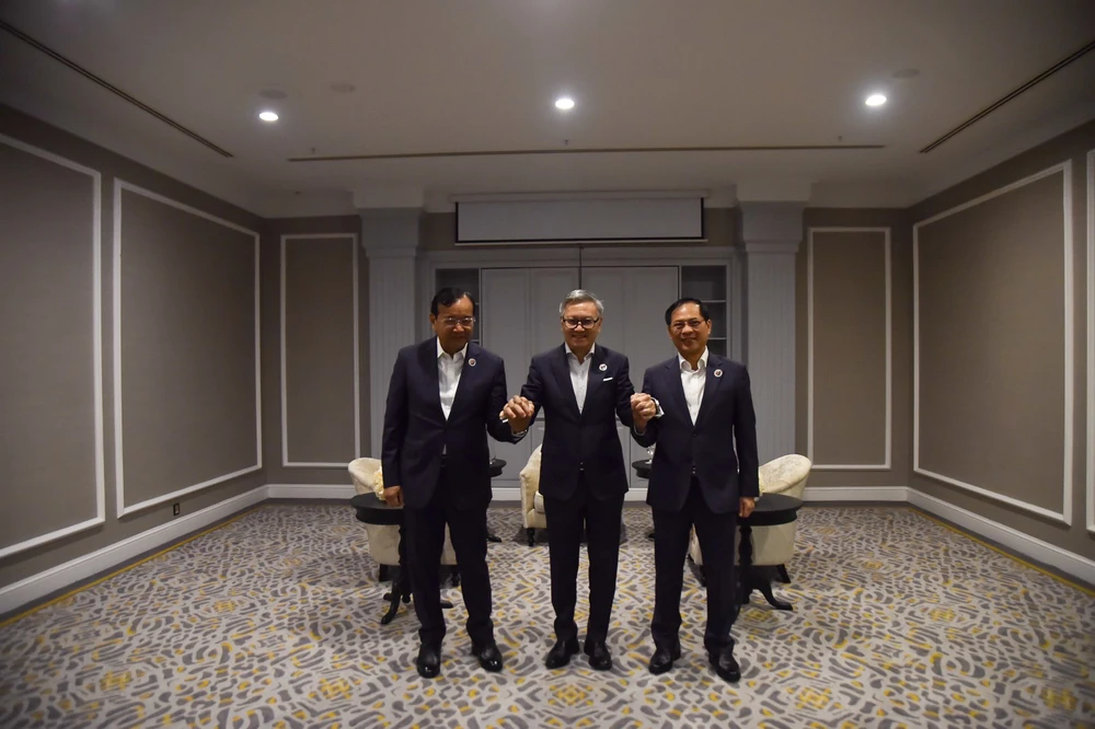 Ba Bộ trưởng Ngoại giao Việt Nam – Lào – Campuchia ăn sáng làm việc