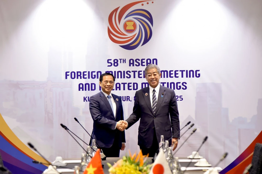 Phó Thủ tướng, Bộ trưởng Bộ Ngoại giao Bùi Thanh Sơn gặp Bộ trưởng Ngoại giao Nhật Bản và Thụy Sỹ