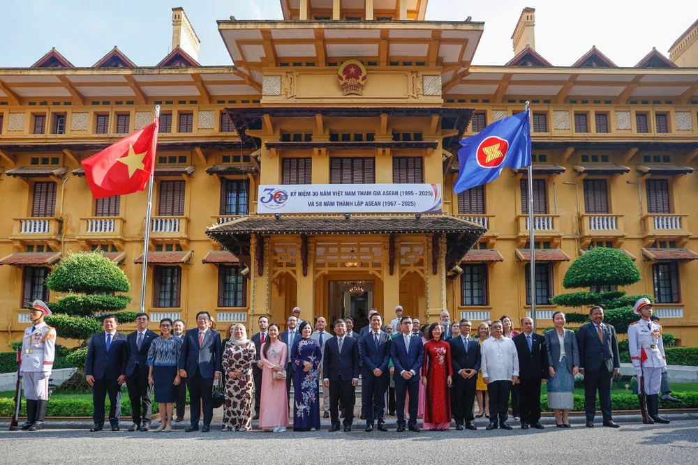 Trang trọng Lễ thượng cờ kỷ niệm 58 năm Ngày thành lập ASEAN