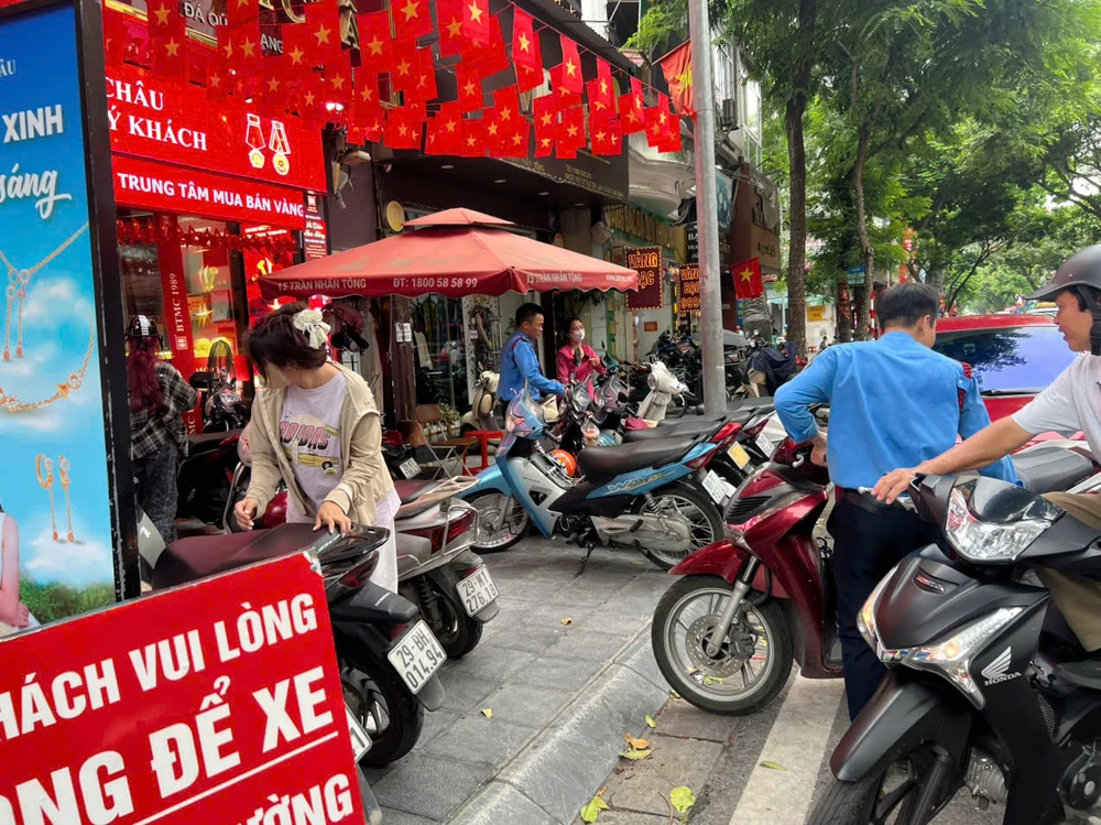 Ngày giá vàng miếng SJC vượt 129 triệu đồng/lượng, hoạt động mua, bán vàng tại Hà Nội ra sao?