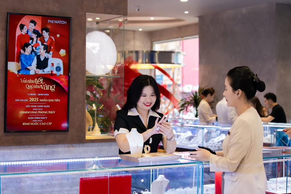 Giá vàng thế giới tăng vọt lên kỷ lục mới, nhà đầu tư nên làm gì?