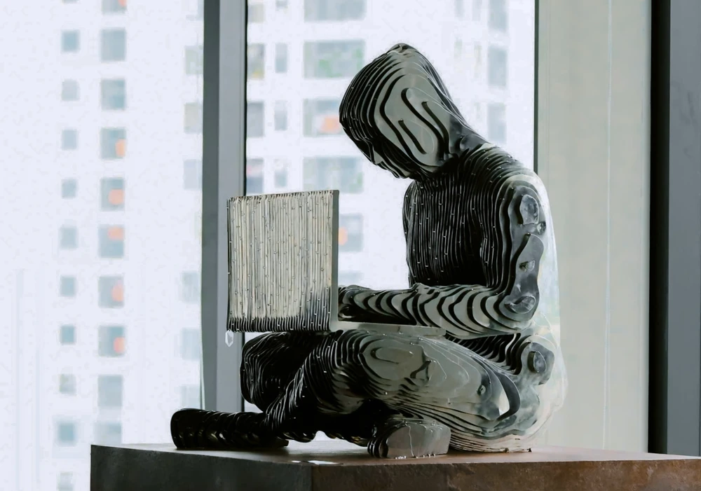 Bức tượng 'cha đẻ tiền số' Bitcoin thứ 5 trên thế giới chính thức về Việt Nam