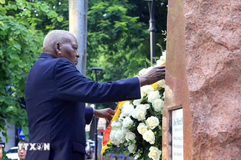 Chủ tịch Quốc hội, Chủ tịch Hội đồng Nhà nước Cuba Esteban Lazo Hernández đặt vòng hoa tại Tượng đài Anh hùng dân tộc Cuba José Marti Pérez. Ảnh: TTXVN