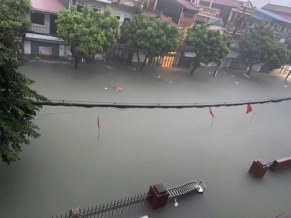 Mưa lớn không ngớt suốt nhiều giờ, Thái Nguyên ngập nặng ở nhiều nơi