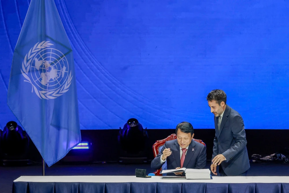 Đại diện của rất nhiều nước đã ký Công ước Hà Nội