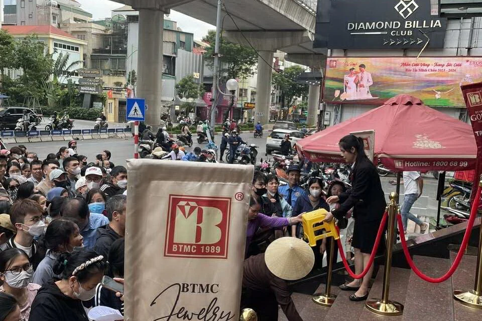 Giá vàng thế giới chứng kiến phiên biến động gây bất ngờ