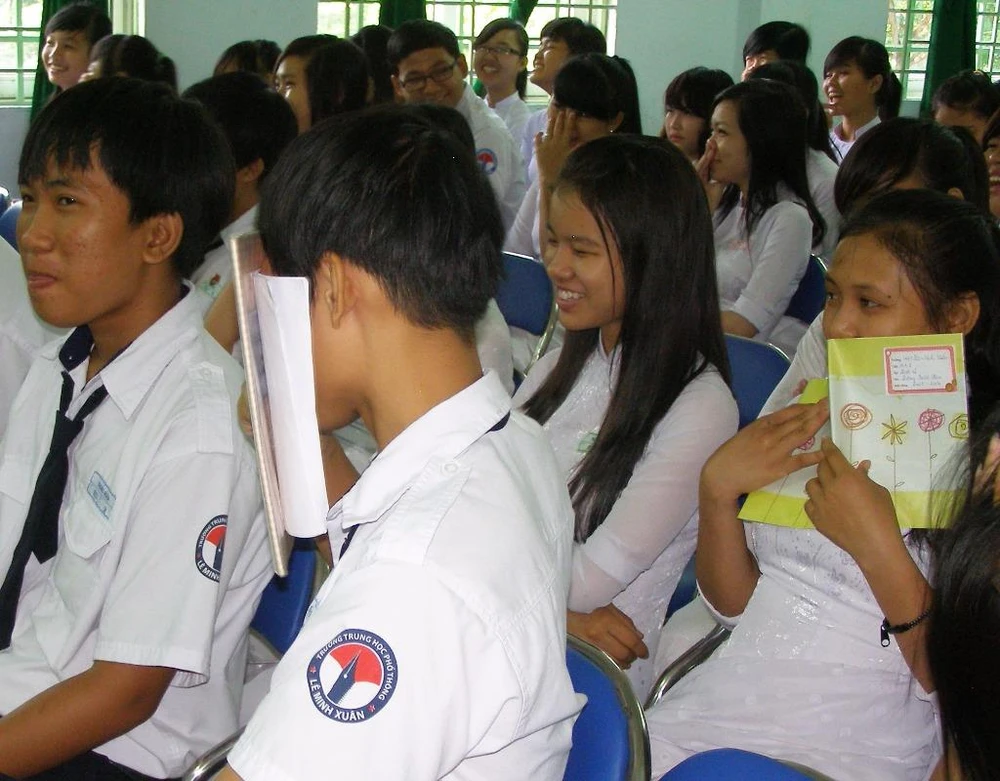 Học sinh THPT ở TP.HCM đang nghe hướng dẫn kiến thức chăm sóc sức khỏe sinh sản.