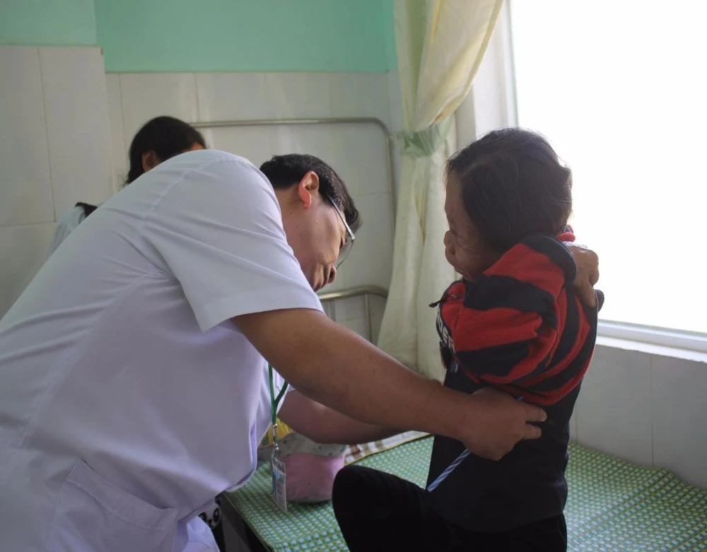 Bác sĩ Tơ Ngôl Vui đang trực tiếp khám và điều trị cho một bệnh nhân