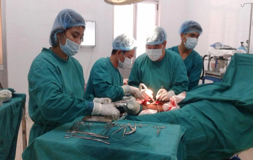 Ca phẫu thuật cho bệnh nhân người Lào Sun Sa Mít bị gãy chân.