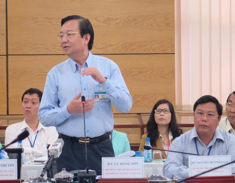 iám đốc Sở GD&ĐT TP.HCM Lê Hồng Sơn đang báo cáo tại buổi làm việc 