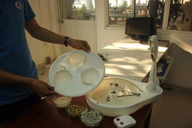 Thiết bị có cấu tạo khá đơn giản, mâm thức ăn có thể tháo dễ dàng
