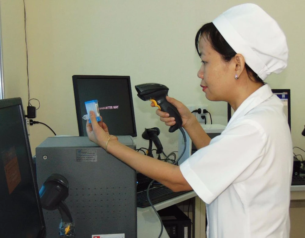 KTV Trần Thị Kim Quy đang quan sát mẫu bệnh phẩm.