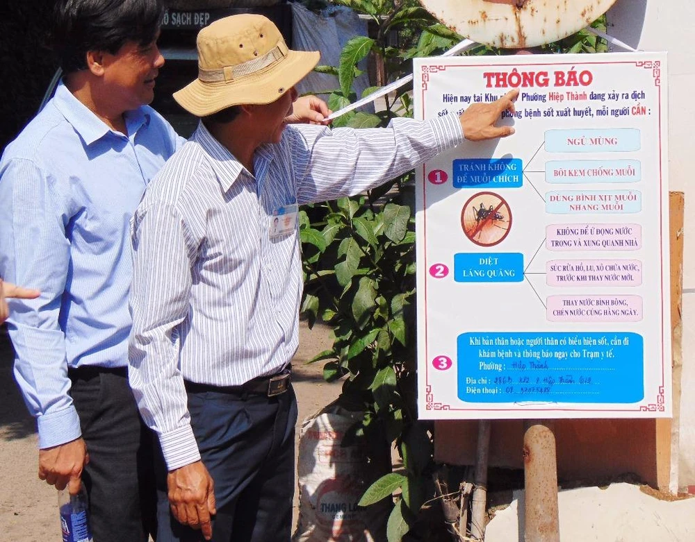 UBND phường Hiệp Thành (quận 12) dựng bảng cảnh báo sau khi bệnh nhân NTNT tử vong do SXH.