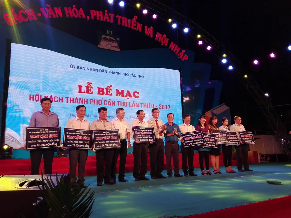 Ông Lê văn Tâm trao tặng giấy khen cho các đơn vị đóng góp cho thành công của Hội sách. 