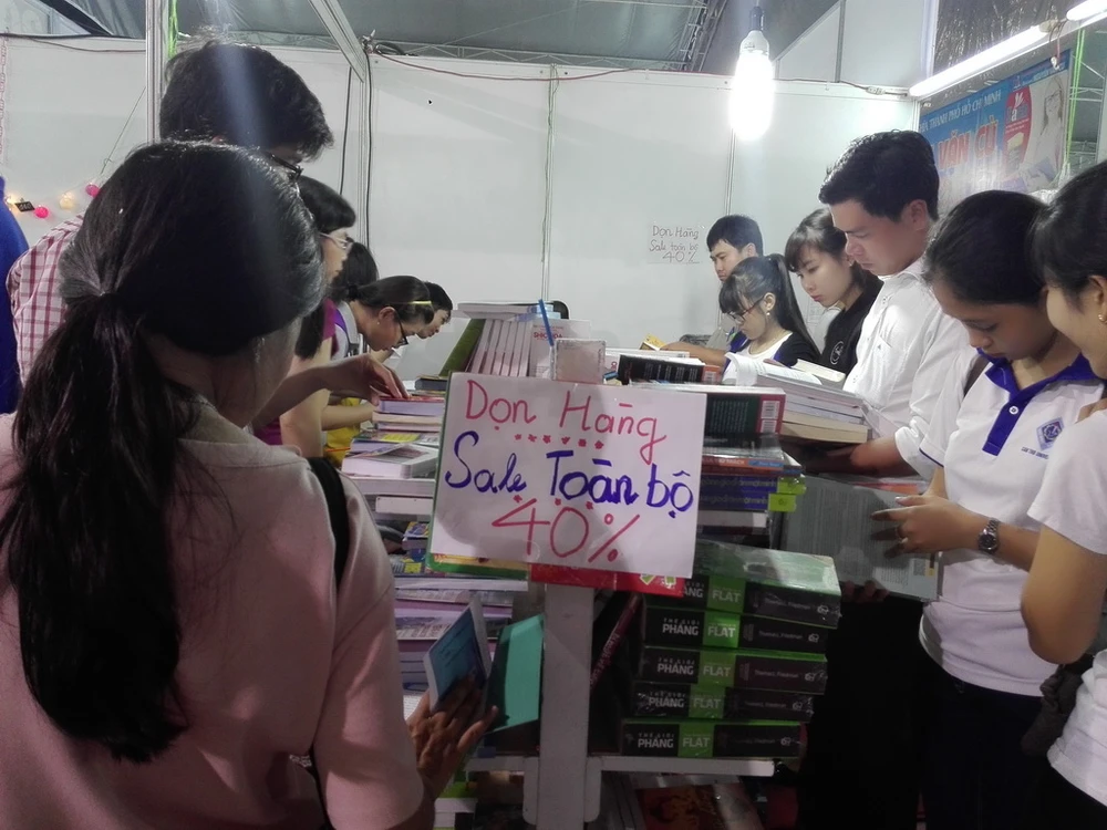 Các gian hàng đồng loạt giảm giá để bán xả hàng ngày cuối.