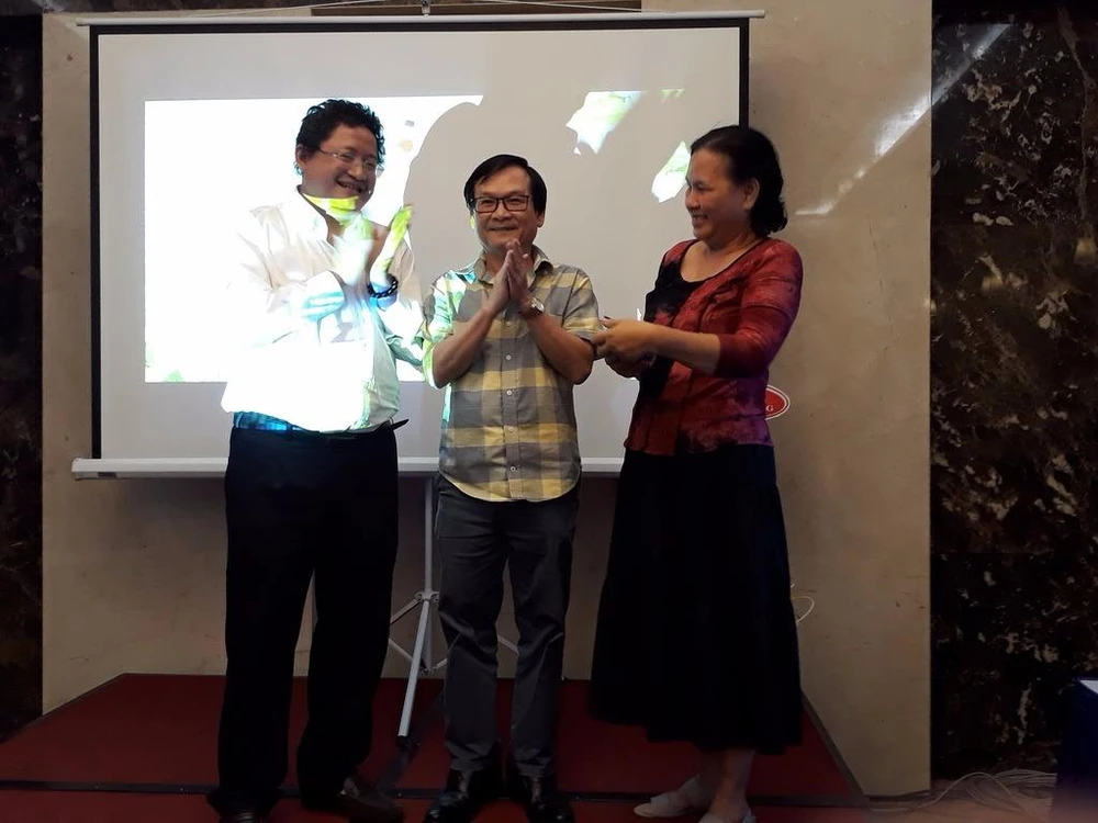 Nhà văn Nguyễn Nhật Ánh với vợ (phải) và ông Nguyễn Minh Nhựt (trái)