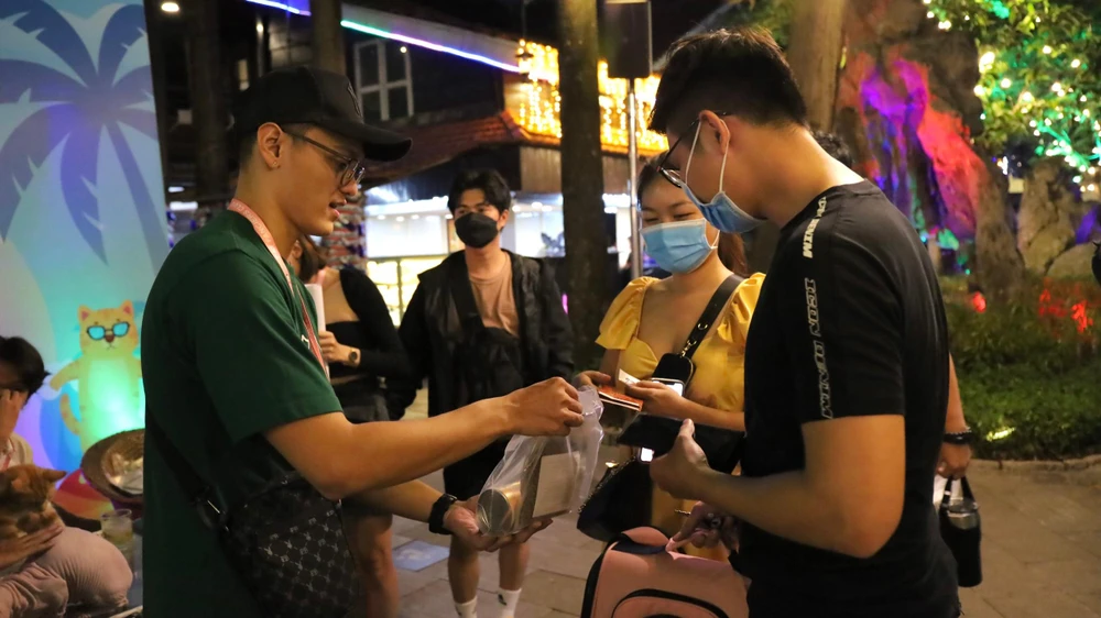 Khi đưa thú cưng tới đây tham dự còn được nhận nhiều phần quà hấp dẫn như đồ ăn, cát dành cho mèo...