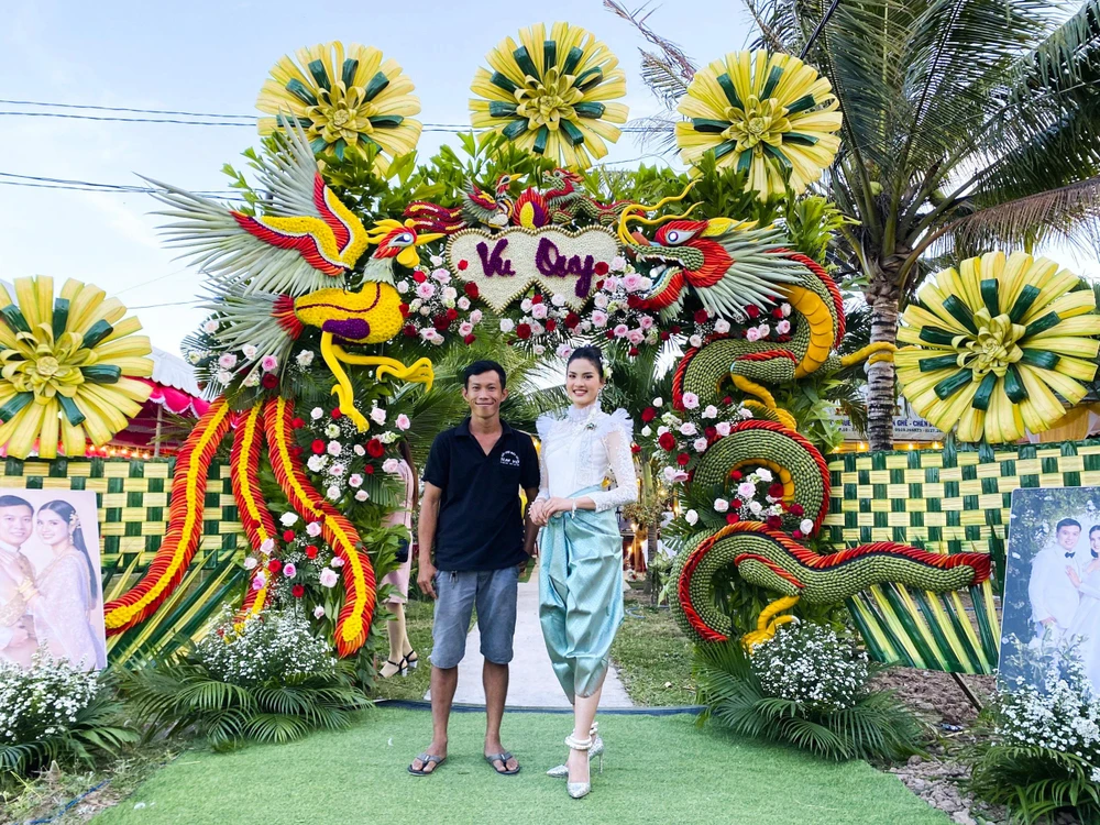 Anh Tâm bén duyên với công việc tạo tác cổng cưới này từ 7 năm trước. Tính đến nay, anh đã tạo dựng hàng ngàn mẫu cổng lạ mắt với màu sắc và hình dáng khác nhau.