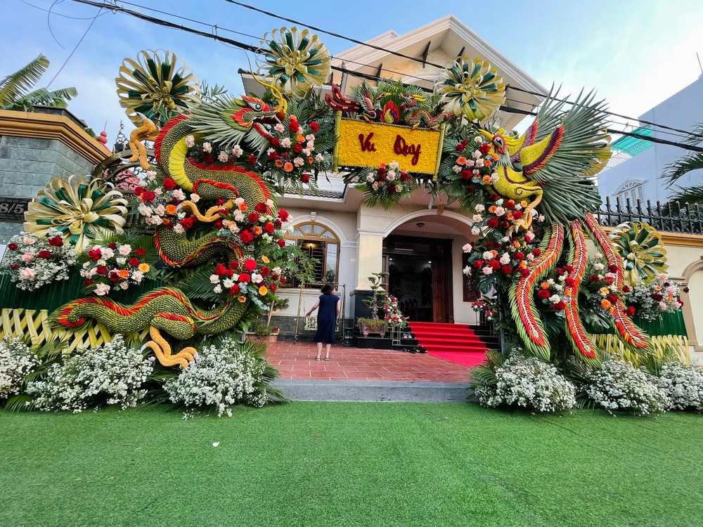 Mẫu cổng cưới rồng phụng cao 8m vừa được anh thực hiện tại tỉnh Đồng Nai.