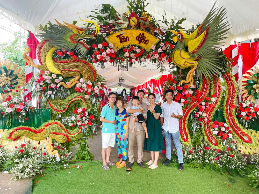 Cổng cưới rồng phụng là mẫu được nhiều cặp đôi ưa chuộng.