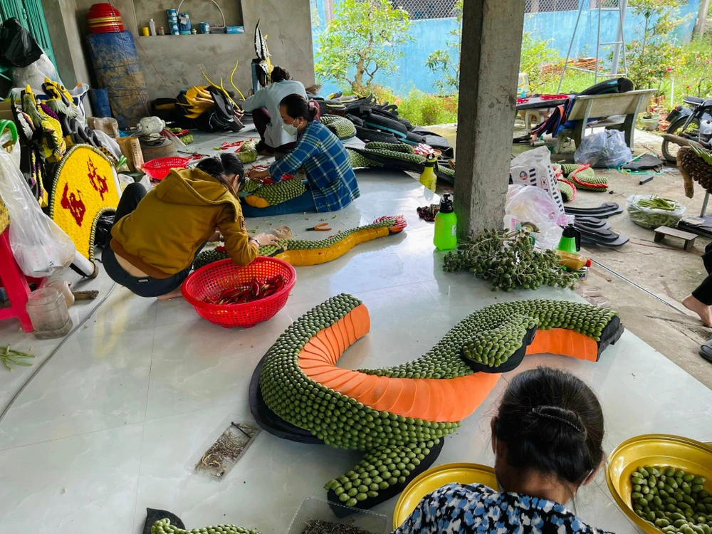 Toàn bộ nguyên liệu sử dụng sẽ được chọn mua và chuẩn bị sẵn trước khi chở đến địa điểm tổ chức đám cưới để làm cổng.