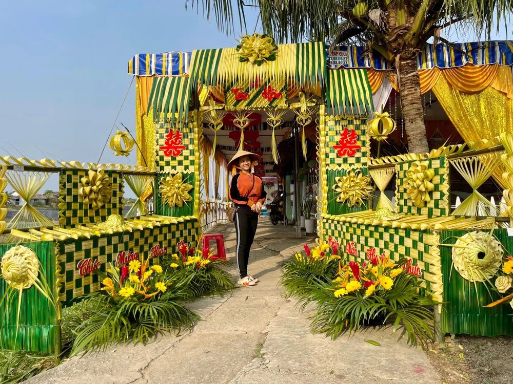 Mẫu cổng được kết hoàn toàn bằng lá dừa, vô cùng kỳ công và tỉ mỉ.