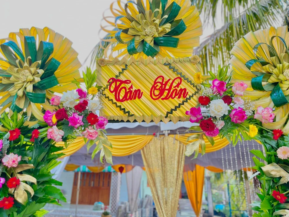 Anh Tâm sử dụng lá dừa nước và lá dừa ta để tạo hình. Sau khi đi vườn cắt, đem lá về sẽ tiến hành tỉa tót gọn gàng và lau chùi sạch sẽ trước khi được "nghệ nhân" tạo kiểu.