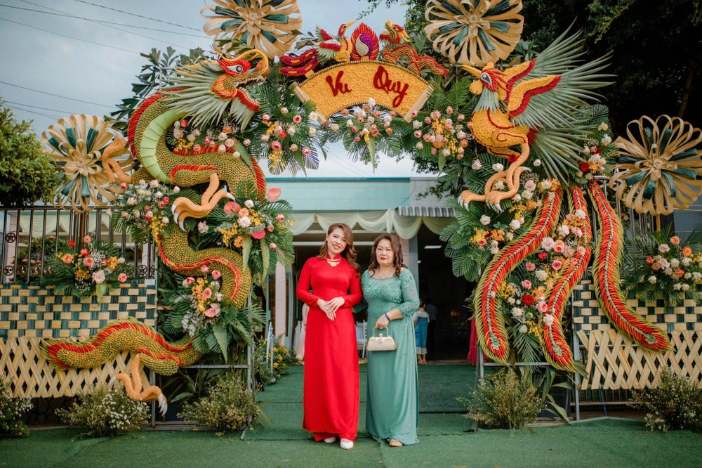 Các cổng cưới anh Tâm tạo tác có giá dao động từ 2 triệu đến 25 triệu. Thời điểm thị trường hoa, trái cây lên giá thì chi phí làm cổng vẫn không thay đổi.