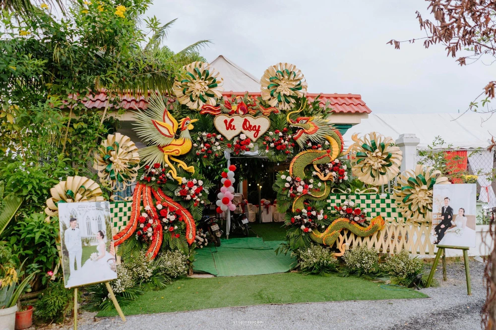 Khung cổng sẽ sử dụng tre để tạo độ chắc chắn, khung sườn của các con rồng, phụng, công là chất liệu bằng xốp rồi kết dính các loại trái cây, hoa vào