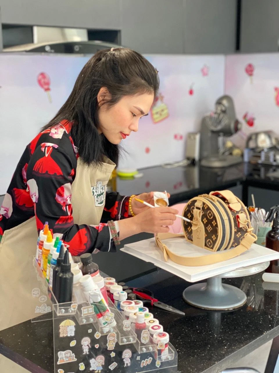 Để hoàn thành một mẫu túi xách, trung bình chị Nhung sẽ mất hơn nửa ngày từ công đoạn tạo bột làm bánh đến lúc trang trí.