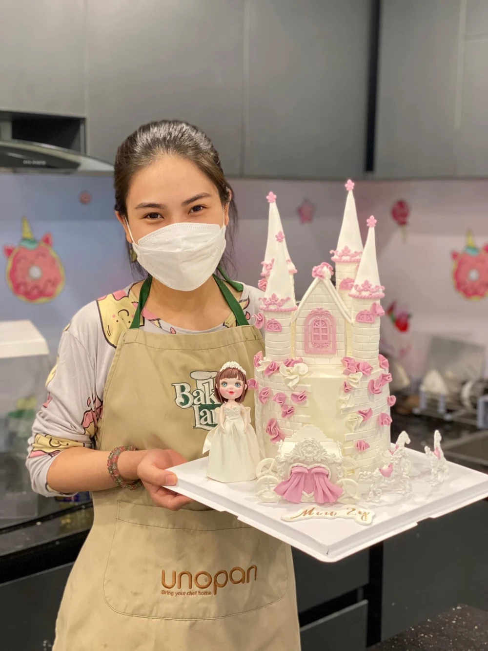 Hiện tại chị sở hữu một tiệm bánh tại Hà Nội.