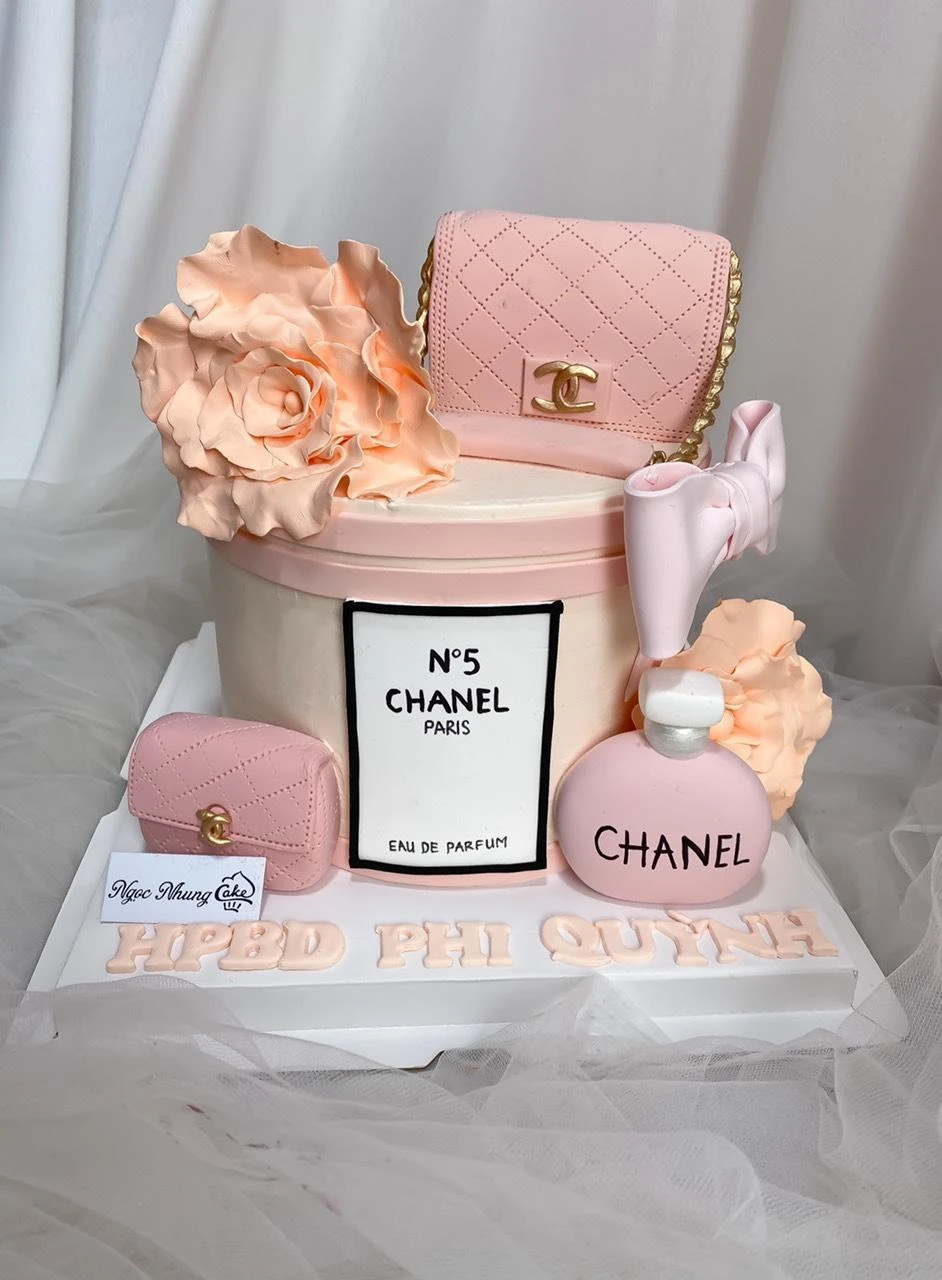 Thời điểm đến với nghề, chị vẫn đang ổn định với công việc phiên dịch viên nhưng vì niềm đam mê đặc biệt với bếp núc, chị quyết định táo bạo, rẽ hướng sang làm bánh kem. Khi ấy vốn khởi nghiệp của chị vỏn vẹn có 5 triệu đồng.