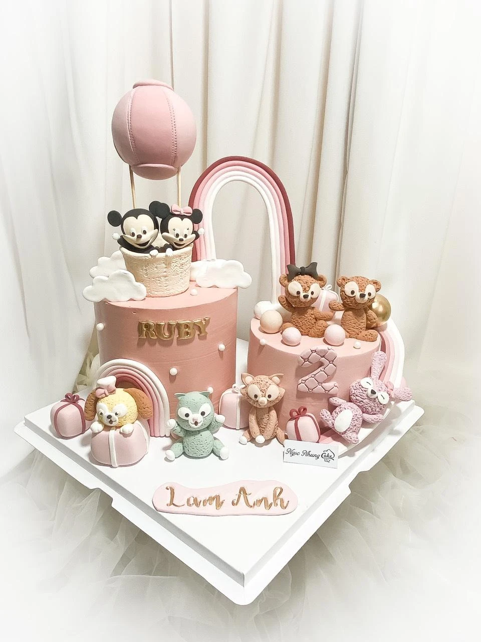 Các mẫu bánh sinh nhật đáng yêu cho các bé được chị tạo hình đa dạng theo nhiều chủ đề.