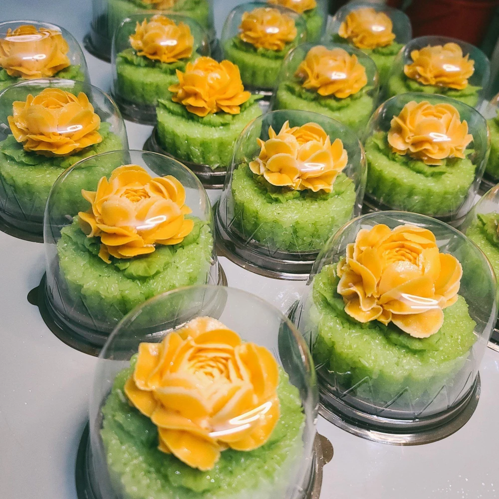 Chị Hà cũng chú ý kỹ ở công đoạn xay đậu tạo bột, đảm bảo phải thật nhuyễn để cánh hoa không bị nứt cũng như lúc tạo hoa được mềm mại hơn.