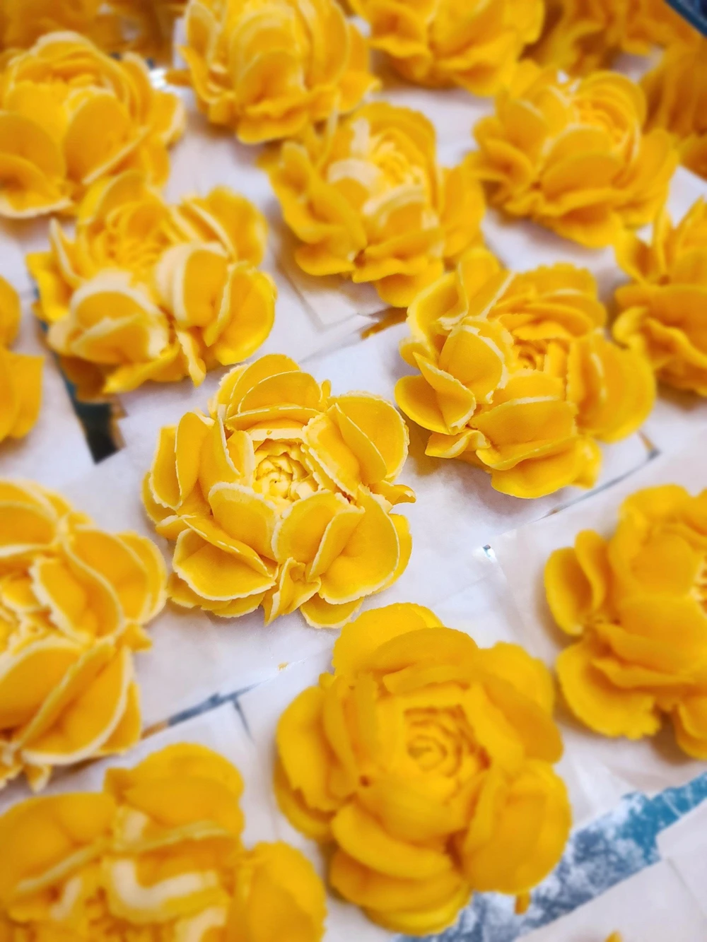 Hiện tại, mỗi ngày làm việc sẽ có ông xã cùng vài người giúp việc phụ chị ở công đoạn nấu xôi, riêng với trang trí tạo hoa một tay chị Hà đảm nhận.