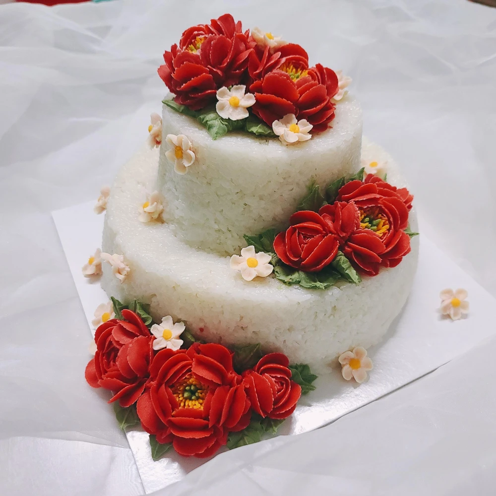 Thoạt nhìn nhiều người dễ nhầm tưởng đây là các mẫu bánh kem thông thường, tuy nhiên nếu ngắm thật kỹ thì mới nhận ra là đậu xanh, xôi nếp tạo thành các bông hoa trông cực kì bắt mắt.