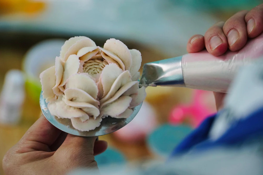 Mỗi bông hoa sẽ được hoàn thiện trong vòng 5-10 phút.