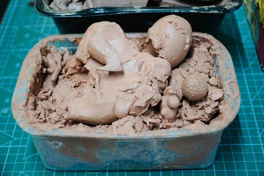 Trong quá trình tạo hình sản phẩm, anh Âu sử dụng đất sáp, đất nung hoặc đất sét tự khô .