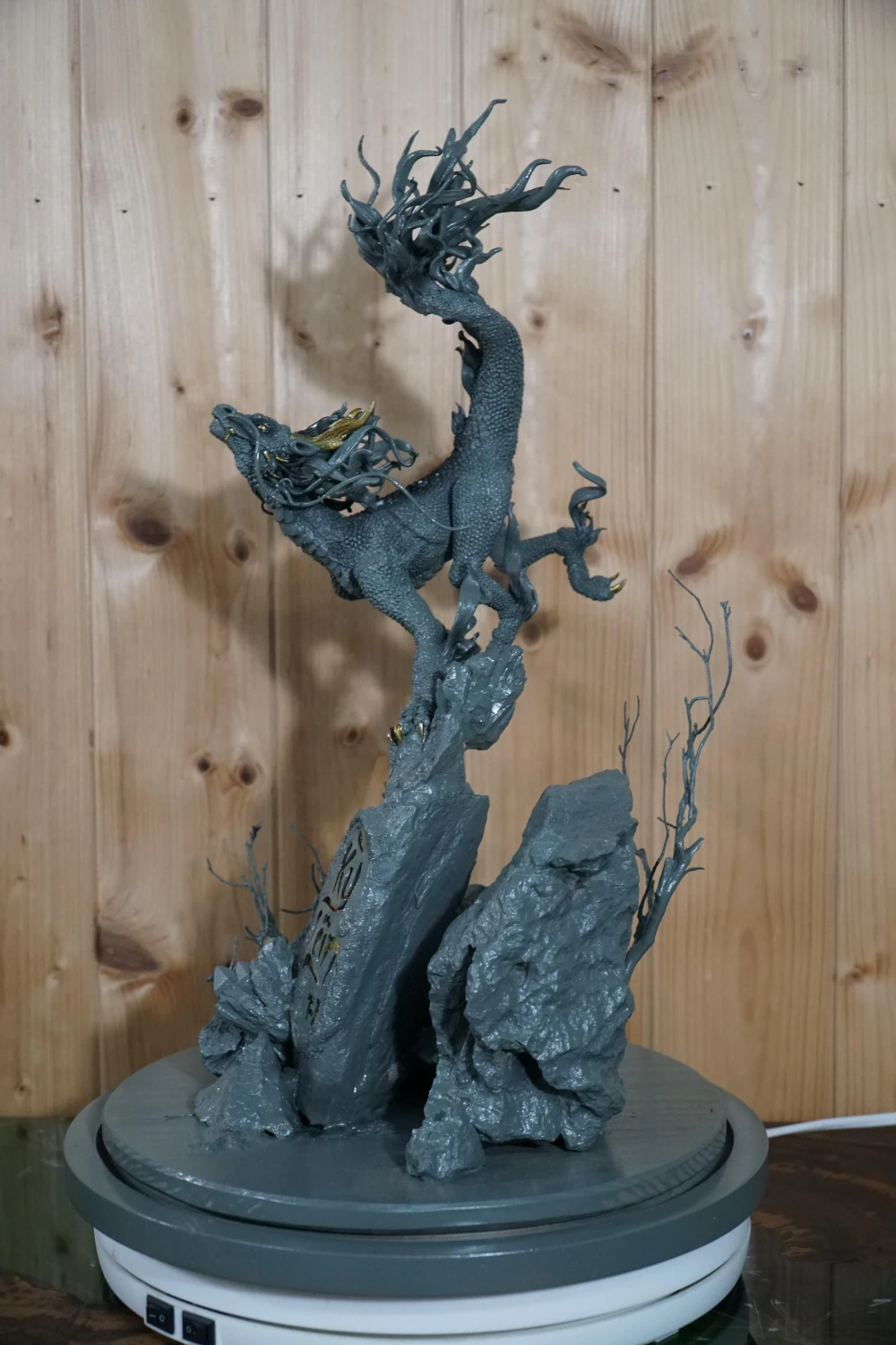 Mô hình kỳ lân nhảy xuống vách đá nằm trong bộ sưu tập riêng của anh Âu. Với thiết kế này, anh sử dụng đất nung để dễ dàng tạo các chi tiết nhỏ.