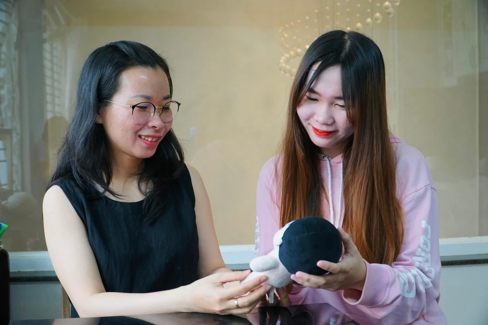 Đến chỗ chị Chi nhận lại gấu bông, bạn Nguyễn Thị Như Bình (ngụ quận Bình Thạnh, TP.HCM) vui mừng: “Đây là bé gấu gắn liền kỷ niệm với Idol của mình nên mình không muốn bỏ bé đi. Bé bị lem màu mực, đen ở phần tóc xuống mặt, nay đem qua chị đã làm sạch, còn trắng hơn cả lúc mới mua bé”.