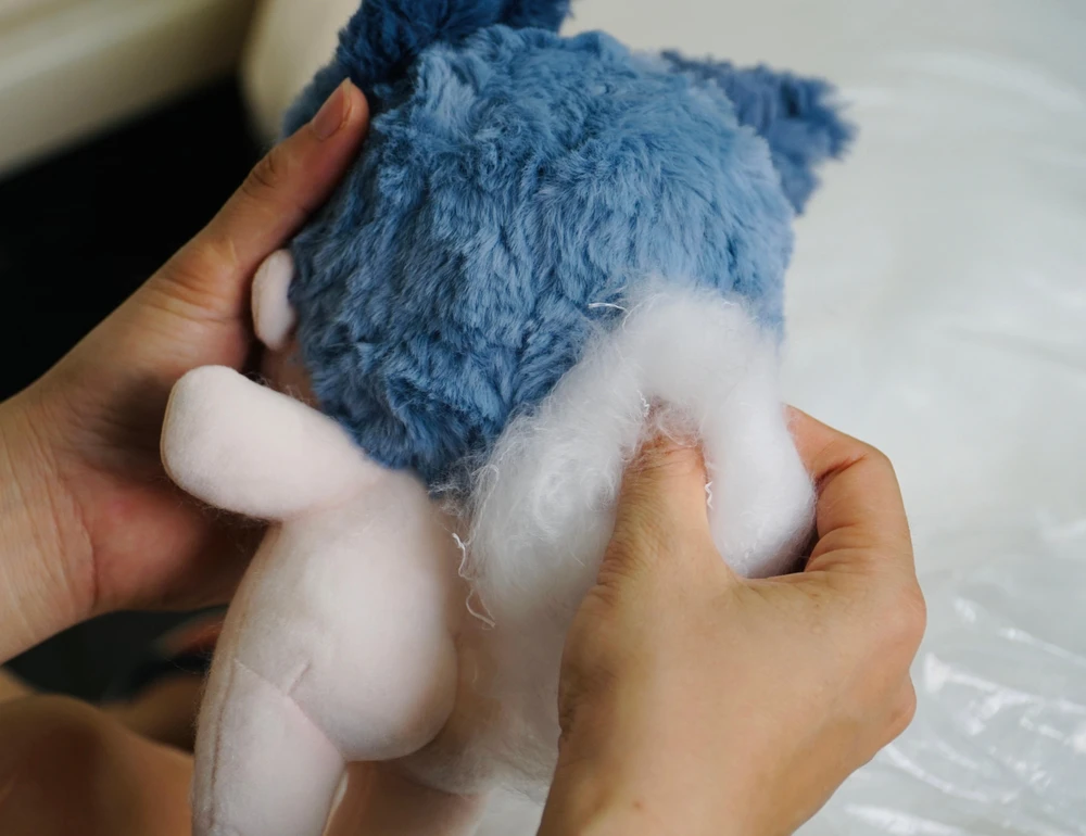 Theo chị, công đoạn đòi hỏi sự khéo léo nhất là phần nhồi bông cho gấu. Thiếu bông sẽ khiến gấu bị móp méo, bông quá nhiều lại làm căng, ảnh hưởng đường may. Thế nên người thợ phải tập trung quan sát, chú ý từng chi tiết để các bé gấu được nhồi bông đều đặn, có hồn nhất.