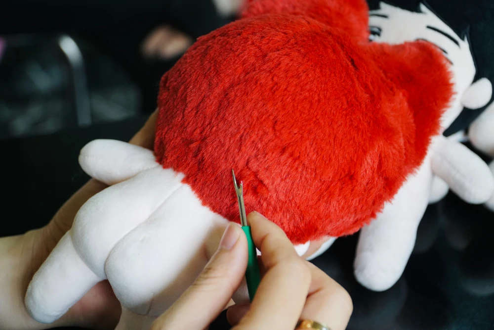 Chị ưu tiên may tay hơn sử dụng máy, bởi như vậy các đường may sẽ sắc sảo, thẩm mỹ hơn.