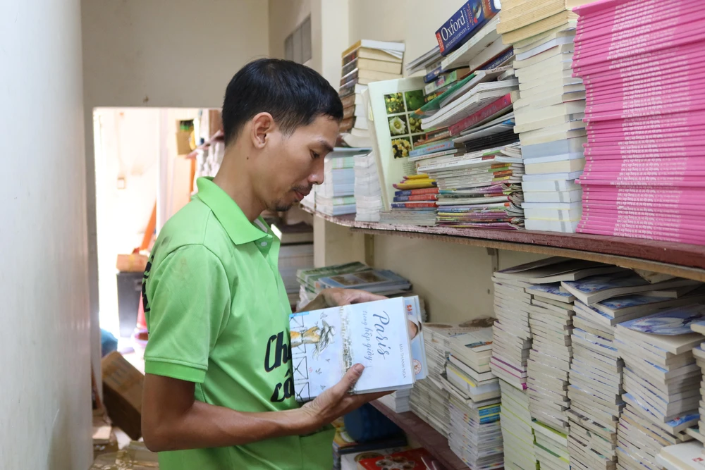 Anh tâm sự thêm: "Khoảng thời gian đầu, mình và nhóm mang sách lên các bản làng, bà con không quý trọng lắm, tưởng mình mang tiền và gạo nhưng khi biết mang sách, ai cũng thờ ơ, không hào hứng. Tuy nhiên, mình và nhóm cũng chuẩn bị trước tinh thần rồi nên cũng không mấy ngạc nhiên lắm".