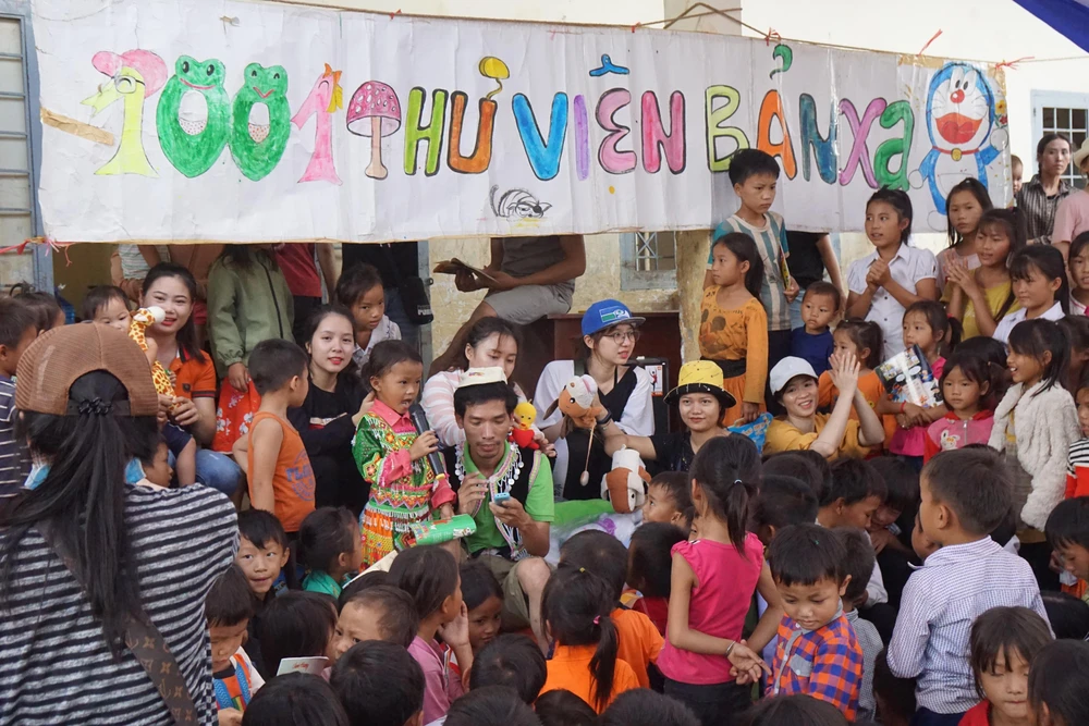 Trung bình mỗi tháng nhóm sẽ gửi sách đi đều đặn từ 2 đến 3 lần bằng đường bưu điện. Những dịp rảnh rỗi, nhóm sẽ trực tiếp ghé thăm các bản xa để tổ chức chương trình, vận động việc đọc sách.