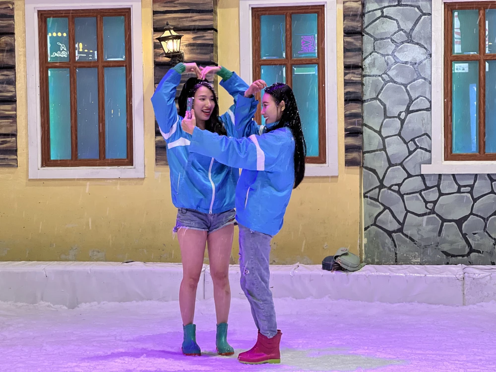 Các bạn trẻ đến đây vô cùng hào hứng check-in, lưu lại những khoảnh khắc lãng mạn cùng tuyết rơi.