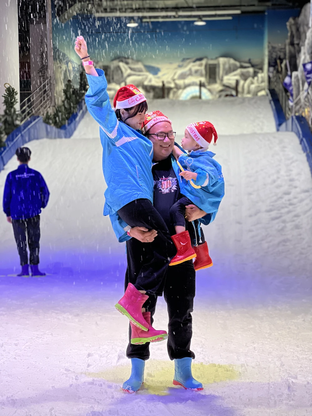 Từ sáng sớm, chị Huỳnh Thị Kim Ngân (26 tuổi, ngụ quận Bình Tân, TP.HCM) đã cùng gia đình đến đây, tuy nhiên vì lượng khách ghé đến quá đông nên chị cùng gia đình tìm chỗ nghỉ ngơi gần đó, đến chiều mới quay trở lại. “Tôi thấy khu vui chơi trang trí rất lung linh, tuyết được mô phỏng rất thật”, chị Ngân chia sẻ.