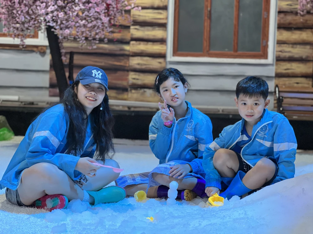 Chị Nguyễn Hà My (21 tuổi, ngụ TP Thủ Đức, TP.HCM) đi cùng hai cháu nhỏ cho biết: “Tôi thấy tuyết ở đây mô phỏng khá giống thật vì khi tôi sinh sống tại Mỹ đã được tận mắt thấy tuyết rất nhiều lần. Tôi chỉ mong khu vực tuyết có thể mở rộng diện tích để mọi người có không gian vui chơi nhiều hơn.”