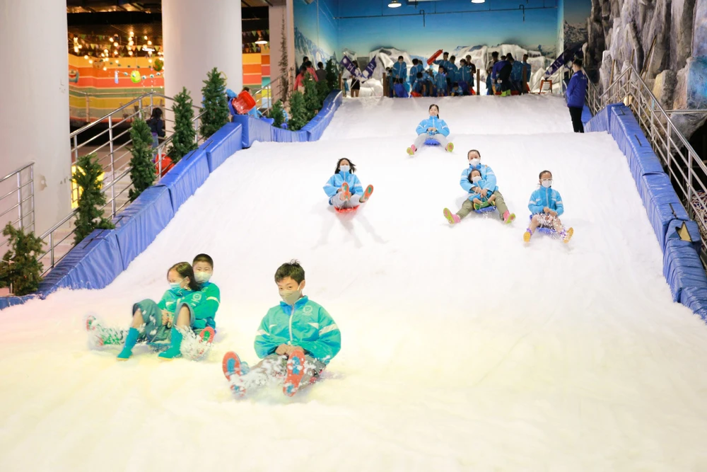 Bề mặt băng tuyết có độ dày khoảng 35cm, trung bình khoảng 30 phút sẽ có nhân viên túc trực để cào tuyết, đảm bảo độ an toàn khi vui chơi.
