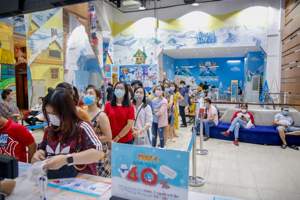 Chị Lê Vũ Anh Đài, nhân viên của khu vui chơi Snow Town cho biết, cao điểm vào cuối tuần hoặc các dịp đặc biệt, khu vui chơi đón gần 3.000- 4.000 lượt khách ghé đến trải nghiệm.